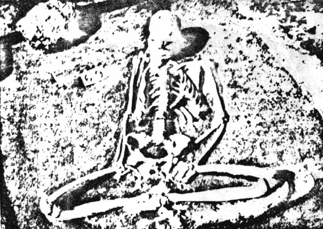 Squelette d'un homme en position de zazen